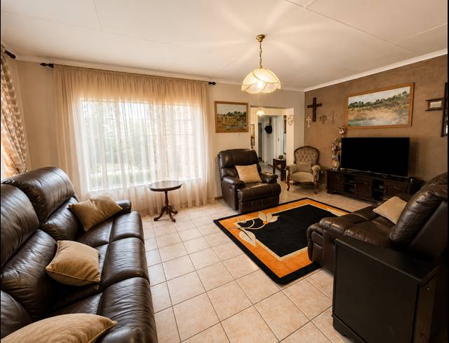 3 BEDROOM HOUSE FOR SALE IN VANDERBIJLPARK SE 4
